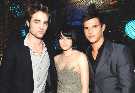 Тейлор, Кристен и Роберт Паттинсон (Robert Pattinson). Ребята представили новый трейлер к фильму Новолуние.