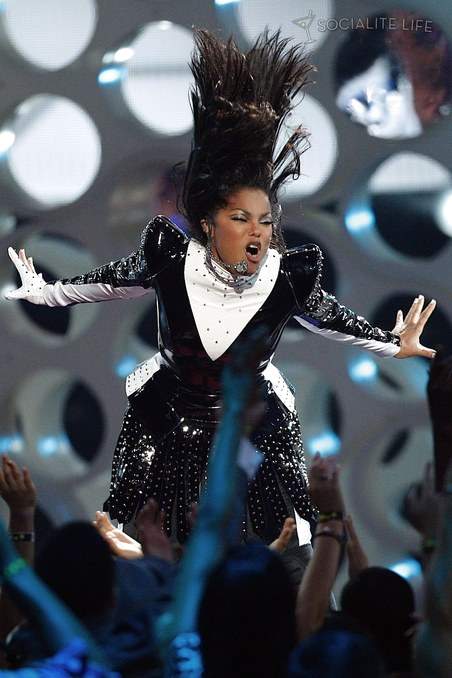 Ожидаемый трибьют Джанет Джексон (Janet Jackson) Майклу. Джанет продублировала танец брата под видео с их дуэтом 