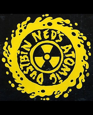 Лучшие логотипы музыкальных групп | Ned’s Atomic Dustbin
Лого британских рокеров, больше заработавших на мерчандайзе, чем на музыке. В начале 90-х было выпущено более 80 видов футболок с символикой группы.