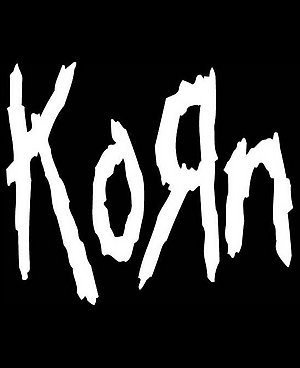 Лучшие логотипы музыкальных групп | Korn
Уже ставший классикой логотип американской ню-метал группы с зеркальной «R». После выхода дебютного альбома Korn «Life is Peachy» гитарист Брайан Уэлч с помощью своего друга Фреда Дерста из Limp Bizkit вытатуировал логотип у себя на спине.