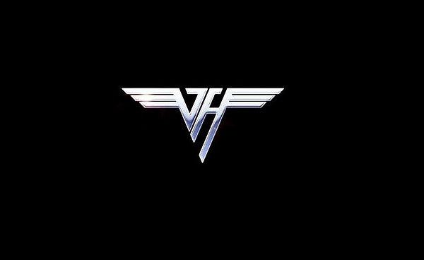 Лучшие логотипы музыкальных групп | Van Halen
Идеальный с точки зрения дизайна логотип. Любопытно, что после того как вокалист Дэвид Ли Рот разругался с остальными участниками Van Halen и покинул коллектив в 1995 году, а его место занял Сэмми Хагар, крылья на лого поменяли на закругленные.