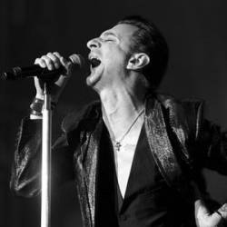 Вокалист Depeche Mode  расплакался на концерте