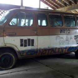 Автобус с рисунком Курта Кобейна выставили на продажу