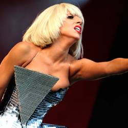 Lady Gaga возглавила оба европейских чарта