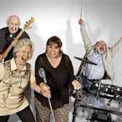 Рок-группа пенсионеров готовится выступить с AC/DC